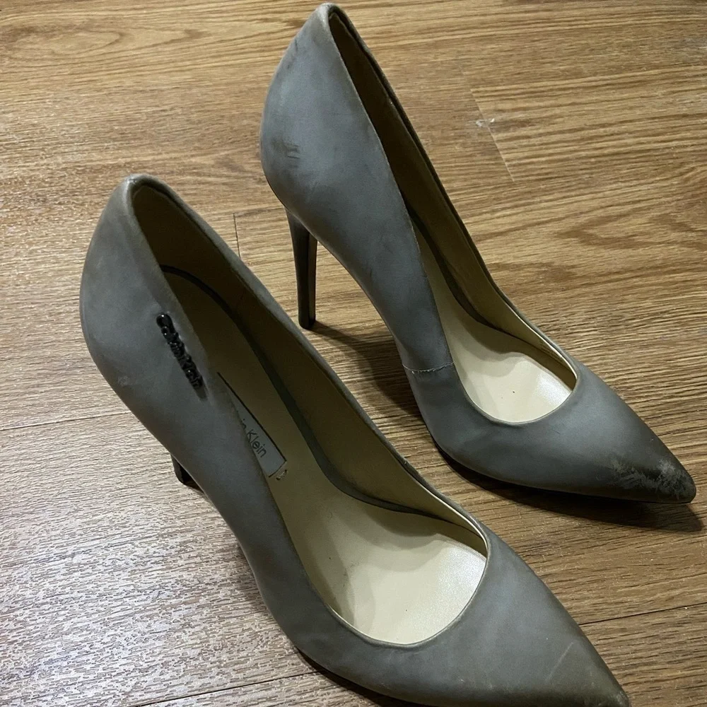 Calvin Klein Ramsay Distressed Grey Pumps
